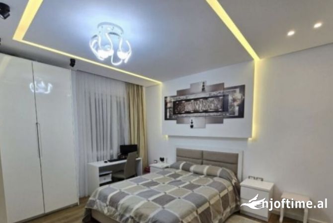Shtepi ne shitje Apartament ne Tirane, 2+1, Mobilimi E mobiluar, Pagesa 300,000  Euro.