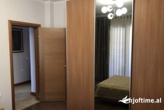 Shtepi me qera Apartament ne Tirane, 3+1, Mobilimi E mobiluar, Pagesa 110,000  Leke.