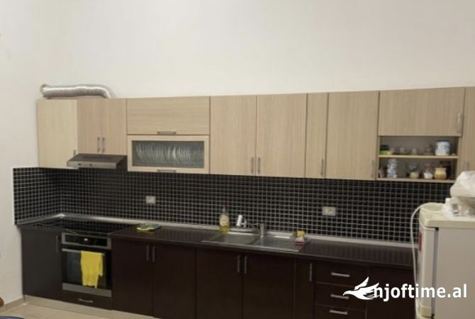Shtepi me qera Apartament ne Tirane, 2+1, Mobilimi E mobiluar, Pagesa 500  Euro.