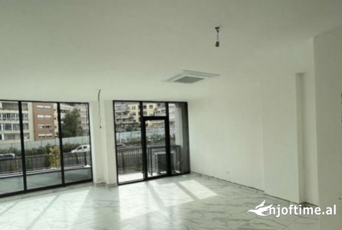Jepet ambjent per zyra tek Lake View, liqeni artificial Tirane