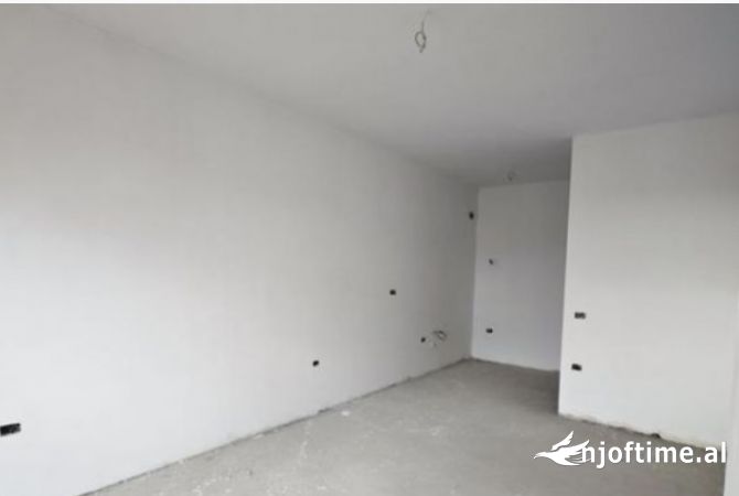 Shtepi ne shitje Apartament ne Tirane, 1+1, Mobilimi Bosh, pa mobiluar, Pagesa 82,500  Euro.