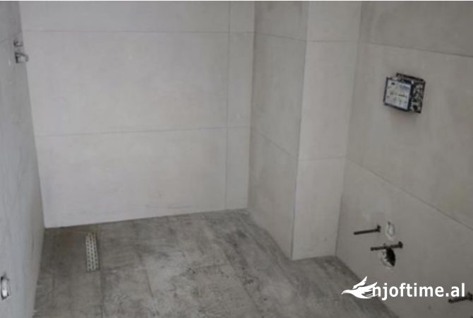 Shtepi ne shitje Apartament ne Tirane, 1+1, Mobilimi Bosh, pa mobiluar, Pagesa 82,500  Euro.