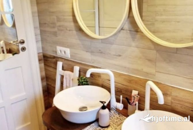 Shtepi ne shitje Apartament ne Tirane, 2+1, Mobilimi E mobiluar, Pagesa 179,000  Euro.