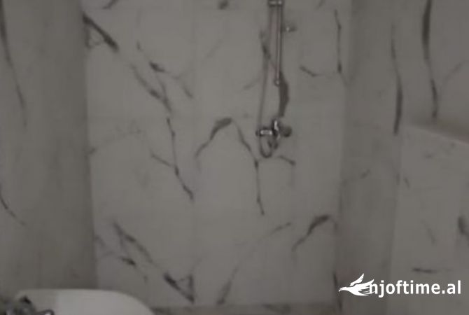 Shtepi ne shitje Apartament ne Tirane, Garsoniere, Mobilimi Bosh, pa mobiluar, Pagesa 90,000  Euro.