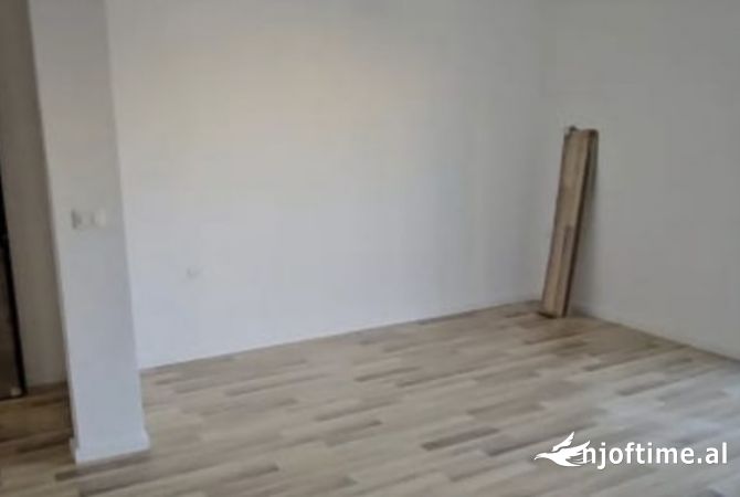 Shtepi ne shitje Apartament ne Tirane, Garsoniere, Mobilimi Bosh, pa mobiluar, Pagesa 90,000  Euro.