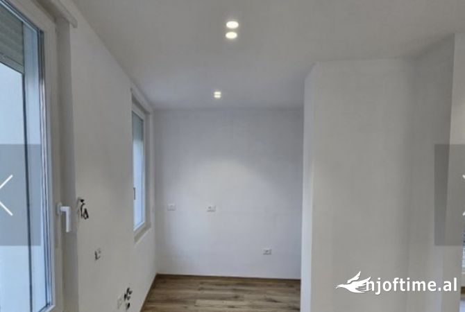 Shtepi me qera Apartament ne Tirane, 3+1, Mobilimi Bosh, pa mobiluar, Pagesa 800  Euro.