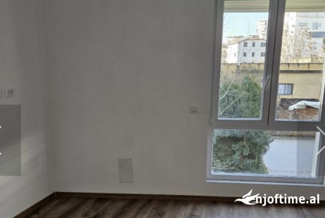 Shtepi me qera Apartament ne Tirane, 3+1, Mobilimi Bosh, pa mobiluar, Pagesa 800  Euro.