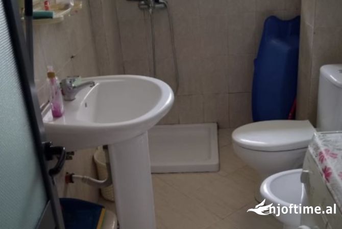 Shtepi me qera Apartament ne Tirane, 2+1, Mobilimi E mobiluar, Pagesa 400  Euro.