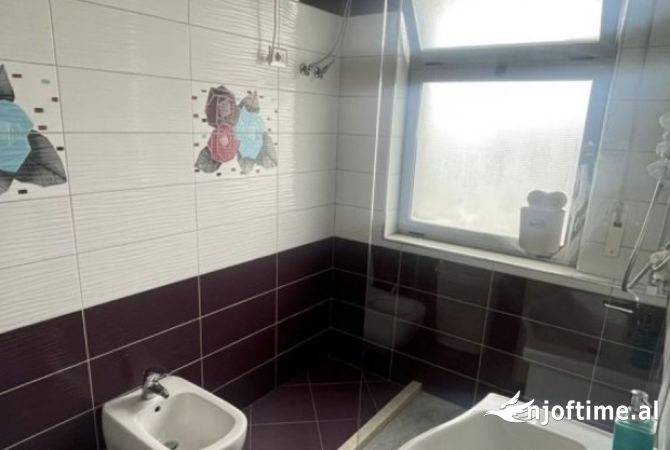 Shtepi me qera Apartament ne Tirane, 3+1, Mobilimi E mobiluar, Pagesa 1,200  Euro.