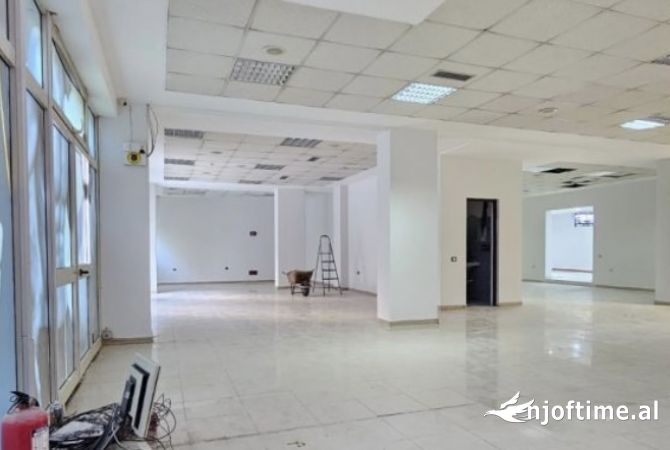 Jepet ambjent 270 m2, prane komunes, rr petro korcari Tirane