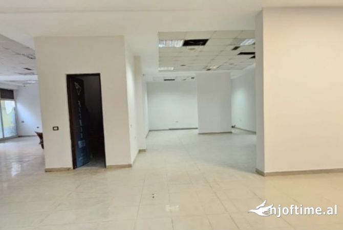 Jepet ambjent 270 m2, prane komunes, rr petro korcari Tirane