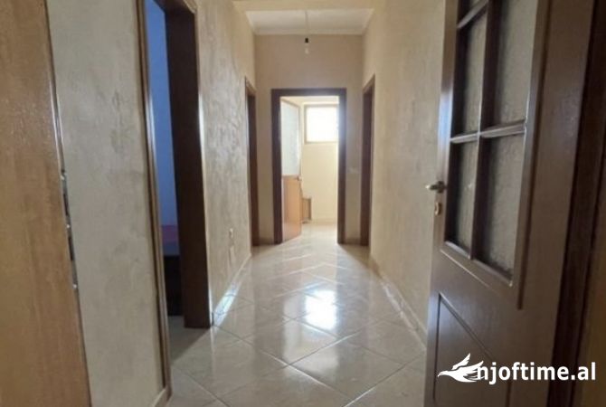 Shtepi me qera Apartament ne Tirane, 3+1, Mobilimi E mobiluar, Pagesa 450  Euro.