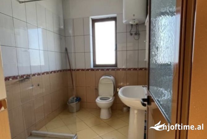 Shtepi me qera Apartament ne Tirane, 3+1, Mobilimi E mobiluar, Pagesa 450  Euro.