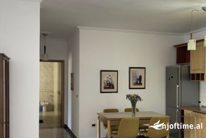 Shtepi me qera Apartament ne Tirane, 2+1, Mobilimi E mobiluar, Pagesa 800  Euro.