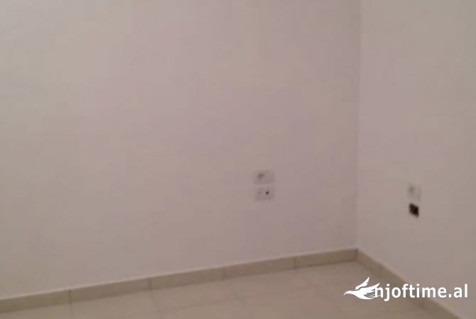 Shtepi me qera Apartament ne Tirane, 3+1, Mobilimi Bosh, pa mobiluar, Pagesa 42,000  Leke.