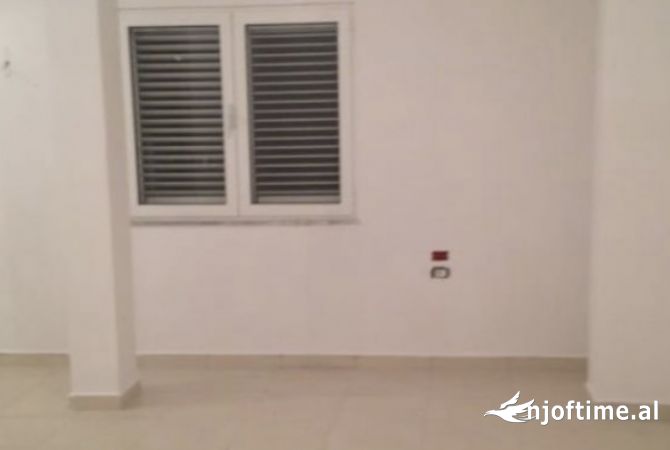 Shtepi me qera Apartament ne Tirane, 3+1, Mobilimi Bosh, pa mobiluar, Pagesa 42,000  Leke.