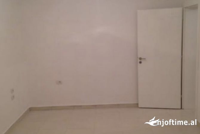 Shtepi me qera Apartament ne Tirane, 3+1, Mobilimi Bosh, pa mobiluar, Pagesa 42,000  Leke.