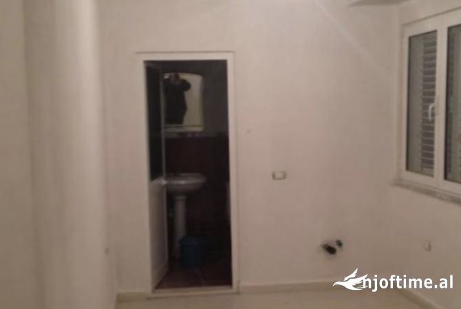 Shtepi me qera Apartament ne Tirane, 3+1, Mobilimi Bosh, pa mobiluar, Pagesa 42,000  Leke.
