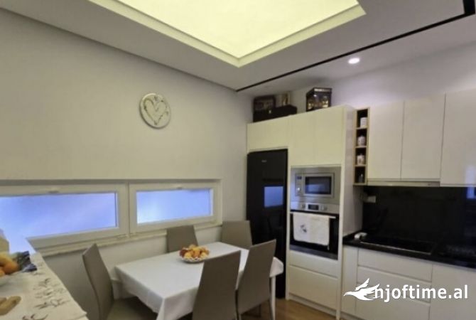 Shtepi ne shitje Apartament ne Tirane, 2+1, Mobilimi E mobiluar, Pagesa 280,000  Euro.