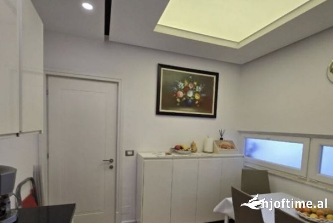 Shtepi ne shitje Apartament ne Tirane, 2+1, Mobilimi E mobiluar, Pagesa 280,000  Euro.