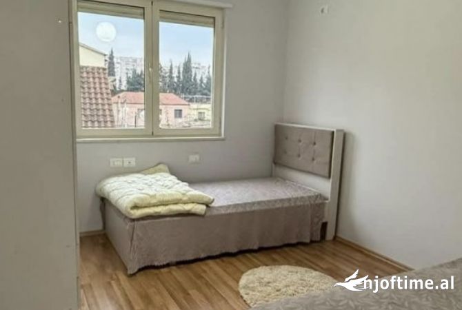 Shtepi ne shitje Apartament ne Tirane, 2+1, Mobilimi E mobiluar, Pagesa 192,000  Euro.