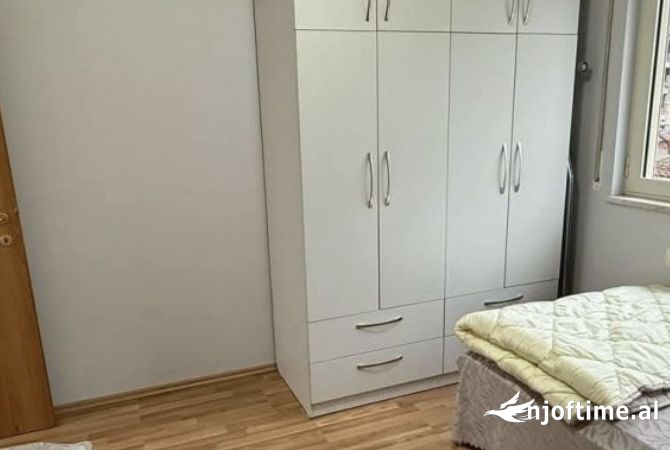 Shtepi ne shitje Apartament ne Tirane, 2+1, Mobilimi E mobiluar, Pagesa 192,000  Euro.
