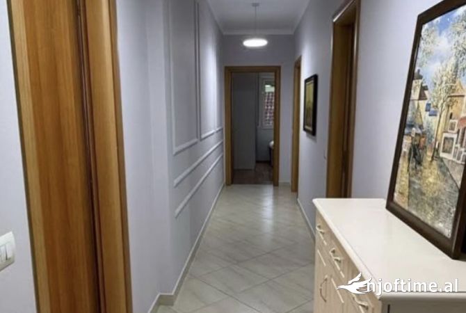 Shtepi ne shitje Apartament ne Tirane, 2+1, Mobilimi E mobiluar, Pagesa 192,000  Euro.