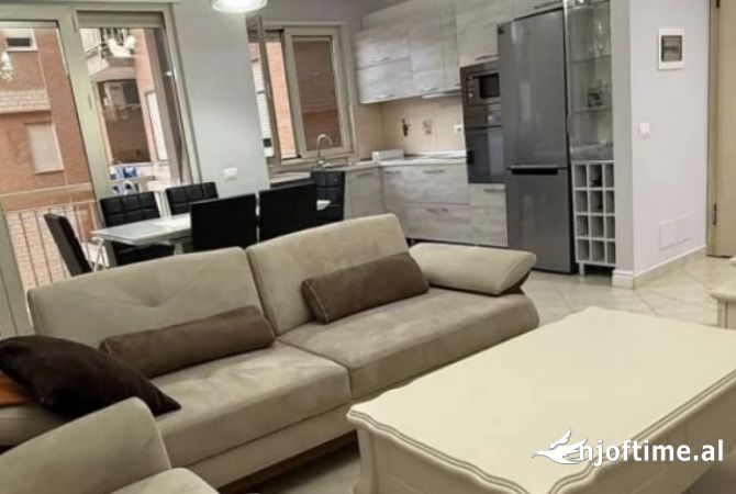 Shtepi ne shitje Apartament ne Tirane, 2+1, Mobilimi E mobiluar, Pagesa 192,000  Euro.