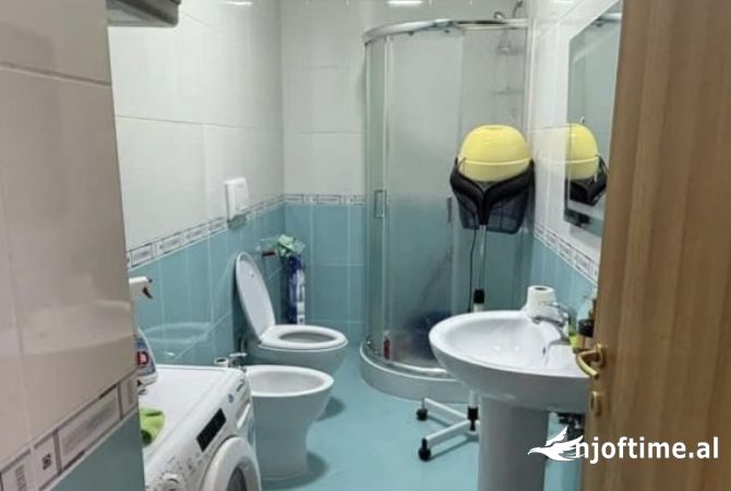 Shtepi ne shitje Apartament ne Tirane, 2+1, Mobilimi E mobiluar, Pagesa 192,000  Euro.