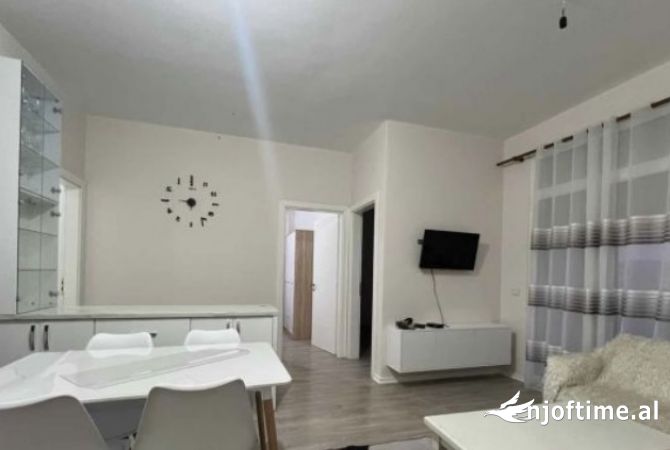 Shtepi me qera Apartament ne Tirane, 3+1, Mobilimi E mobiluar, Pagesa 60,000  Leke.