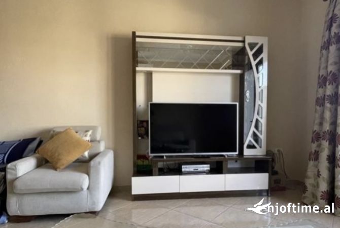 Shtepi me qera Apartament ne Tirane, 3+1, Mobilimi E mobiluar, Pagesa 450  Euro.