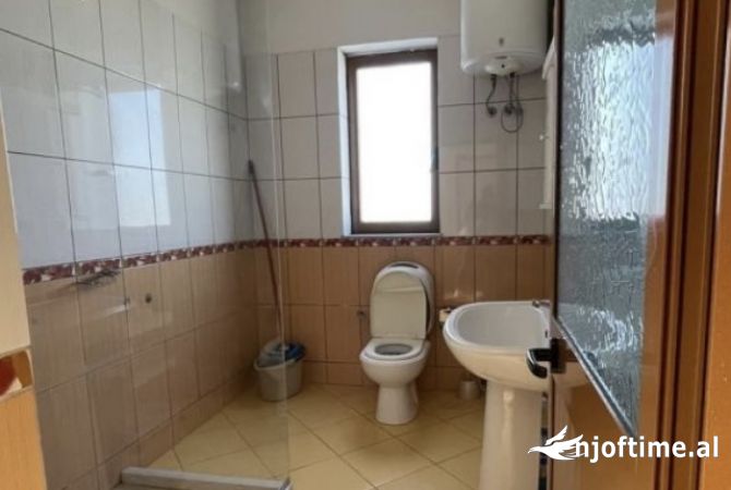 Shtepi me qera Apartament ne Tirane, 3+1, Mobilimi E mobiluar, Pagesa 450  Euro.