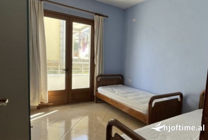 Shtepi me qera Apartament ne Tirane, 3+1, Mobilimi E mobiluar, Pagesa 450  Euro.