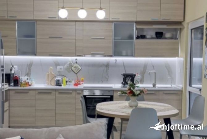 Shtepi me qera 2+1 ne Tirane - 1,250 Euro