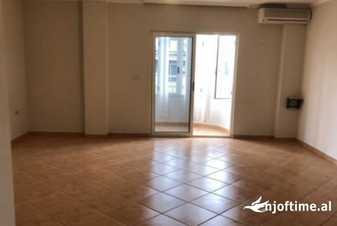 Ambient biznesi me qera 3+1 ne Tirane - 1,900 Euro