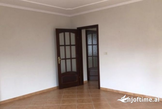 Ambient biznesi me qera 3+1 ne Tirane - 1,900 Euro
