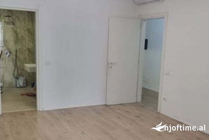 Ambient biznesi me qera 3+1 ne Tirane - 1,250 Euro