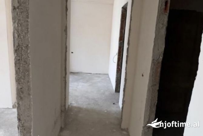 Shtepi ne shitje Apartament ne Tirane, 2+1, Mobilimi Bosh, pa mobiluar, Pagesa 153,000  Euro.
