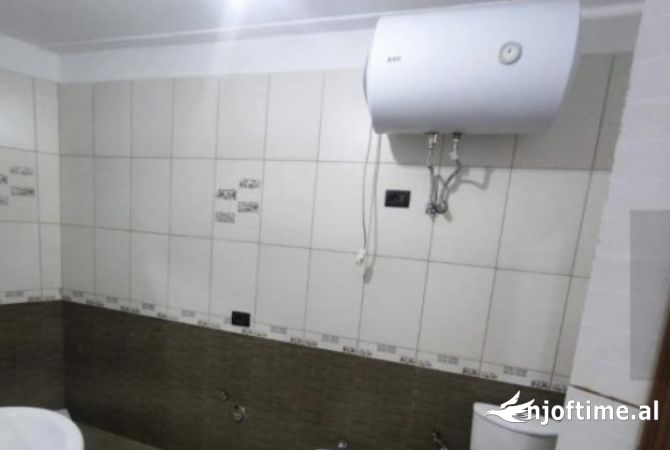 Shtepi ne shitje Apartament ne Tirane, 2+1, Mobilimi Pjeserisht e mobiluar, Pagesa 93,000  Euro.