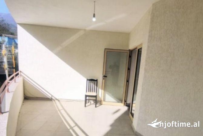 Shtepi ne shitje Apartament ne Tirane, 2+1, Mobilimi Pjeserisht e mobiluar, Pagesa 93,000  Euro.