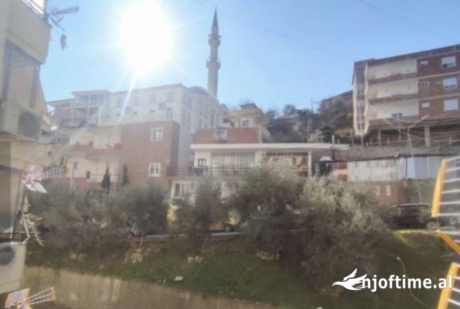 Shtepi ne shitje Apartament ne Tirane, 2+1, Mobilimi Pjeserisht e mobiluar, Pagesa 93,000  Euro.