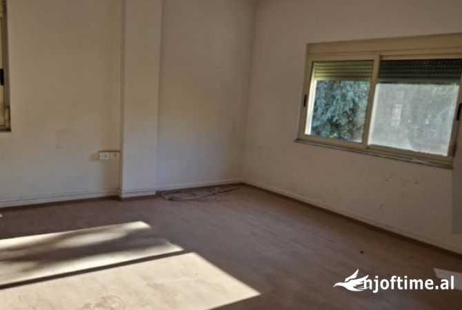 Ambient biznesi me qera 3+1 ne Tirane - 1,500 Euro