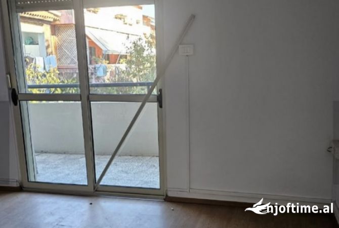 Jepet ambjent biznesi me qera tek komuna e parisit Tirane