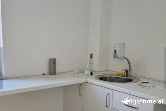 Jepet ambjent biznesi me qera tek komuna e parisit Tirane