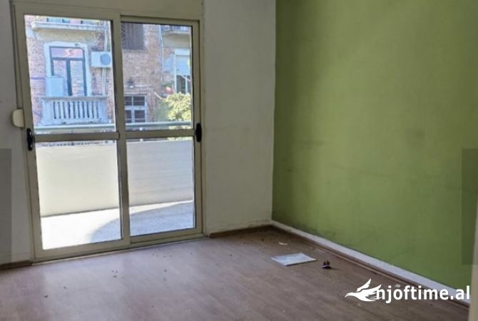 Jepet ambjent biznesi me qera tek komuna e parisit Tirane