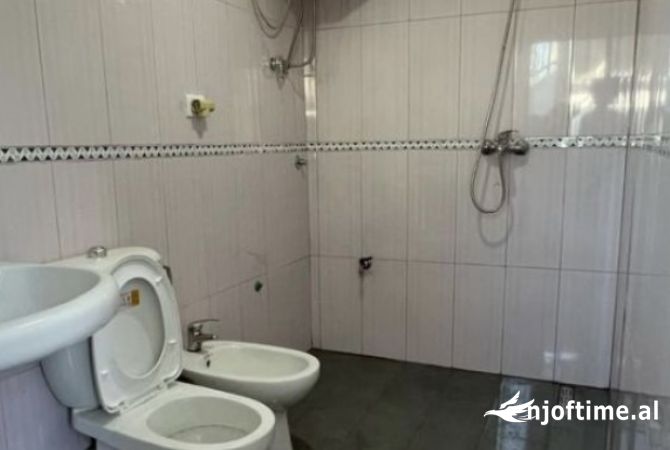 Shtepi me qera Shtepi Private ne Tirane, 2+1, Mobilimi E mobiluar, Pagesa 40,000  Leke.