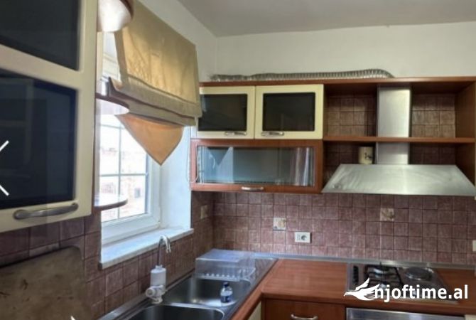 Shtepi me qera Apartament ne Tirane, 2+1, Mobilimi E mobiluar, Pagesa 500  Euro.