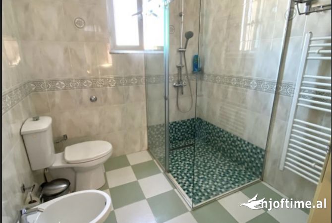 Shtepi ne shitje Apartament ne Tirane, 2+1, Mobilimi E mobiluar, Pagesa 230,000  Euro.