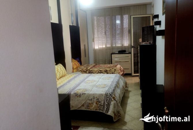 Shtepi ne shitje Apartament ne Tirane, 1+1, Mobilimi E mobiluar, Pagesa 100,000  Euro.