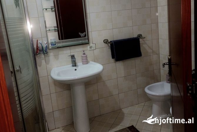 Shtepi ne shitje Apartament ne Tirane, 1+1, Mobilimi E mobiluar, Pagesa 100,000  Euro.